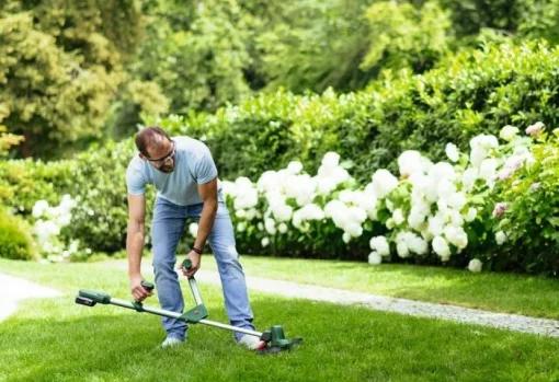 Тример садовий акумуляторний Bosch UniversalGrassCut 18V-260 1х2.5А·год 26см 2.3кг