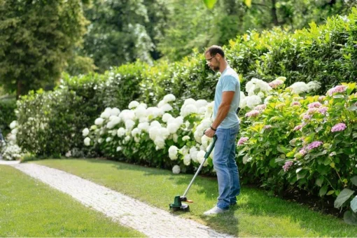 Тример садовий акумуляторний Bosch UniversalGrassCut 18V-260 1х2.5А·год 26см 2.3кг