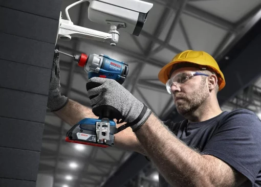 Гвинтоверт ударний акумуляторний Bosch Professional GDR 18V-215 18В АКБ 2х2А·год 215Нм 3800об/хв M6-M16 ЗП GAL18V-20 кейс 1кг