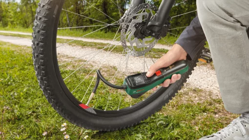 Компресор автомобільний акумуляторний Bosch EasyPump, 3.6 В, 3 Ач, 10.3 бар, 10 л/хв, 0.4кг