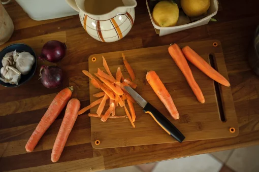 Кухонний ніж для овочів Fiskars Functional Form, прямий, 8см, нержавіюча сталь, пластик, чорний