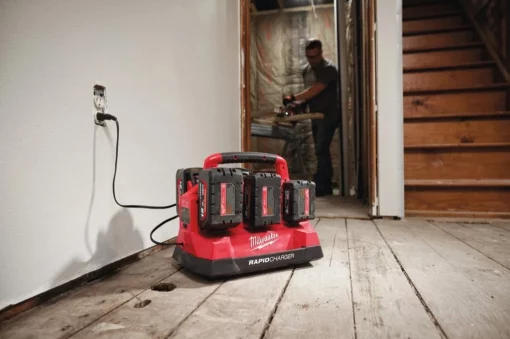 Зарядний пристрій PАCKOUT MILWAUKEE, M18 PC6 (для 6 ак. М18)