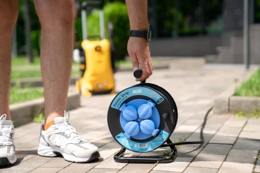 Подовжувач мережевий 2E 4хТип F, 3х1.5мм кв, 16A, на котушці, 20м, чорно-синій