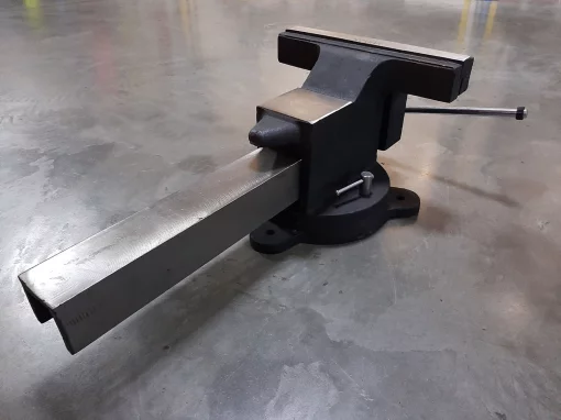 Лещата слюсарні 300мм чавунні поворотні