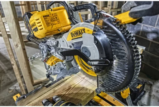 Пила торцювальна акумуляторна безщіткова DeWALT DCS727N
