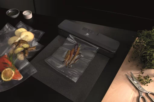 Вакууматор Electrolux для рулонів, пакетів і контейнерів, 80Вт, 30см, електронне керування, +10 пакетів, пластик, чорний