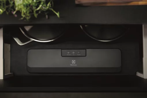 Вакууматор Electrolux для рулонів, пакетів і контейнерів, 80Вт, 30см, електронне керування, +10 пакетів, пластик, чорний