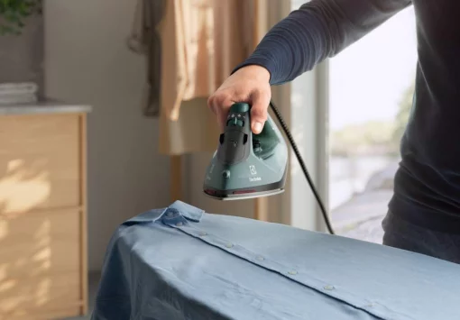 Праска Electrolux, 2400Вт, 250мл, паровий удар 110гр, керам. підошва, зелено-чорний