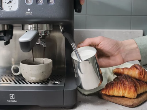 Кавоварка Electrolux ріжкова, 3л, зерно+мелена, ручний капуч, кавомолка, підігрів чашок, подача гар. води, чорний