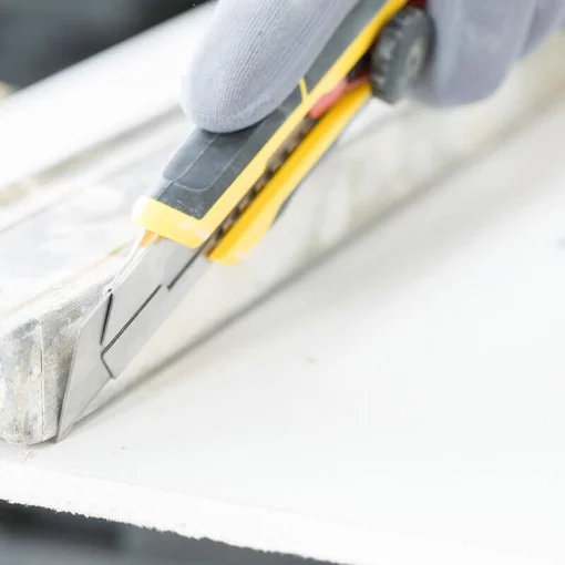 Ніж FatMax довжиною 205 мм з лезом шириною 25 мм з сегментами, що відламуються і гвинтовим фіксатором STANLEY FMHT10330-0