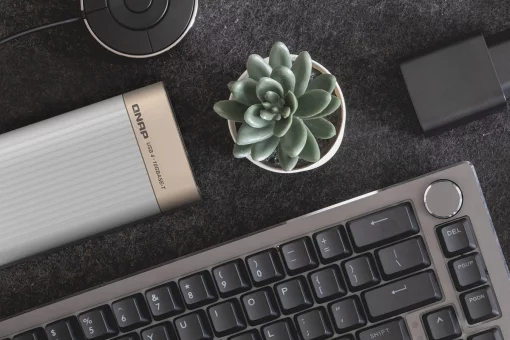 Адаптер QNAP USB 4 Thunderbolt 3/4 10GbE RJ45