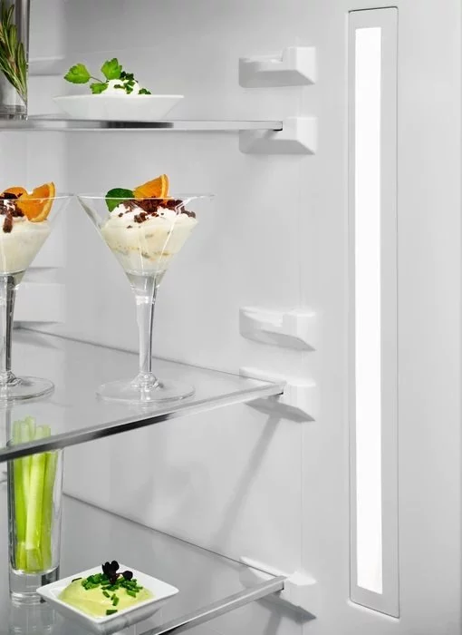 Холодильник Electrolux з нижн. мороз., 201x60х66, холод.відд.-244л, мороз.відд.-94л, 2дв., А++, NF, інв., диспл внутр., зона св-ті, білий+скло