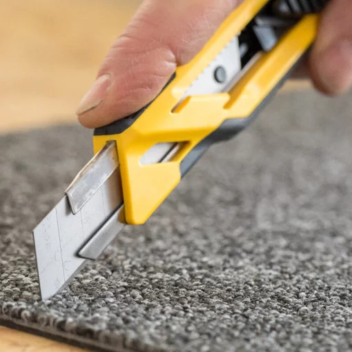 Ніж c висувним лезом шириною 18 мм, що фіксується STANLEY STHT10266-0